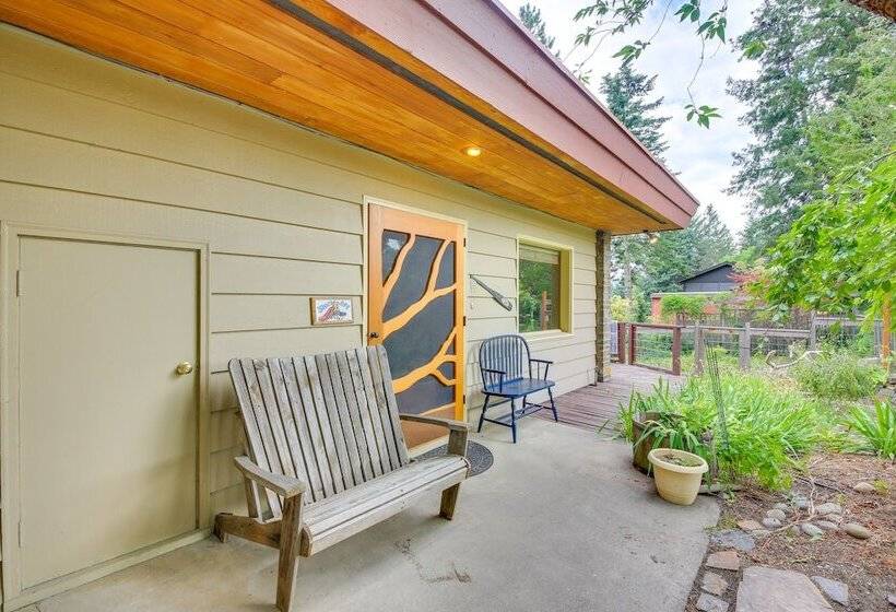 Cozy Home W/ Large Backyard Near Lake Pond Oreille