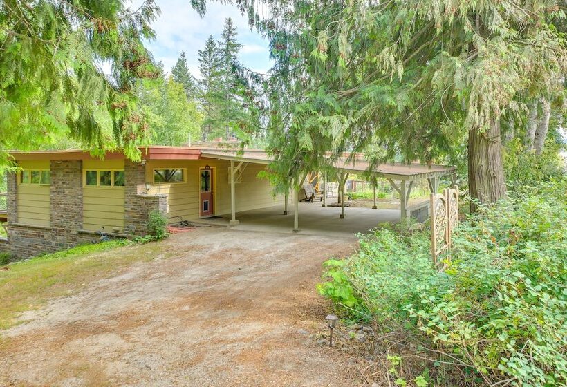 Cozy Home W/ Large Backyard Near Lake Pond Oreille