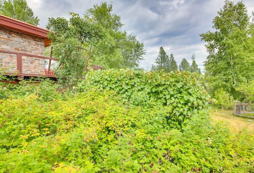 Cozy Home W/ Large Backyard Near Lake Pond Oreille