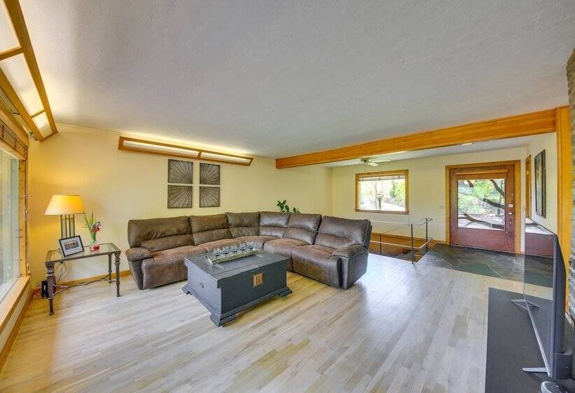 Cozy Home W/ Large Backyard Near Lake Pond Oreille