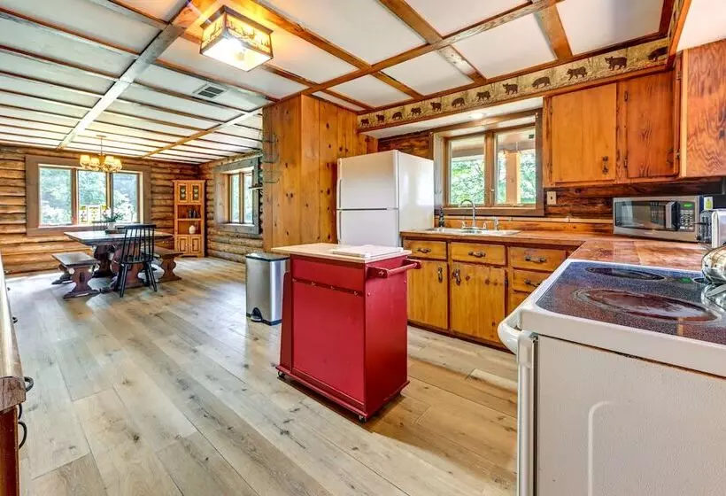 Pet Friendly Lyndon Station Cabin   Hike & Fish!