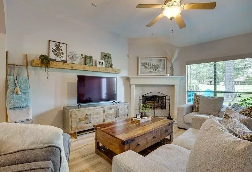 Pet Friendly Montgomery Retreat W/ Community Pool!