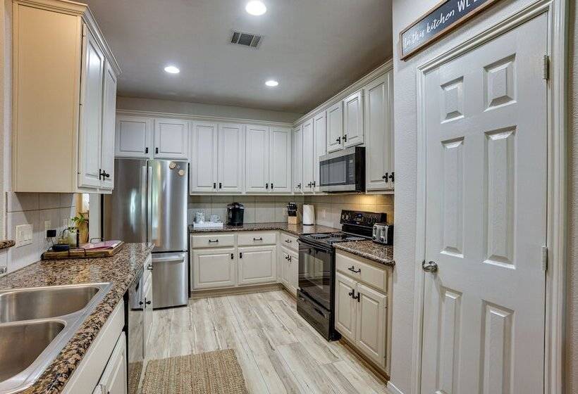 Pet Friendly Montgomery Retreat W/ Community Pool!