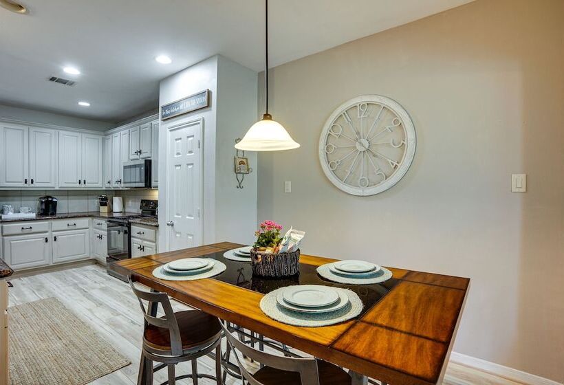 Pet Friendly Montgomery Retreat W/ Community Pool!