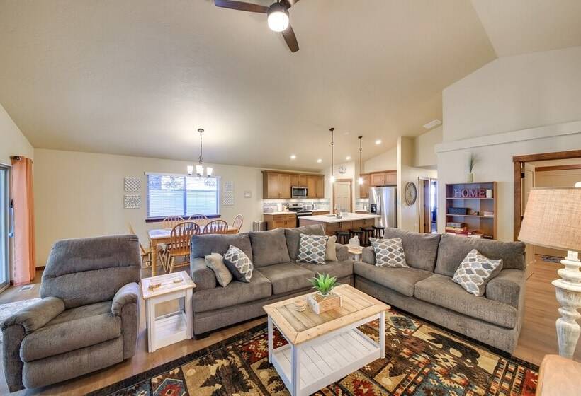 Pet Friendly Oldtown Retreat: Hot Tub + Kayaks!