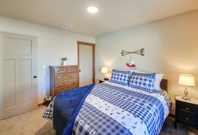 Pet Friendly Oldtown Retreat: Hot Tub + Kayaks!