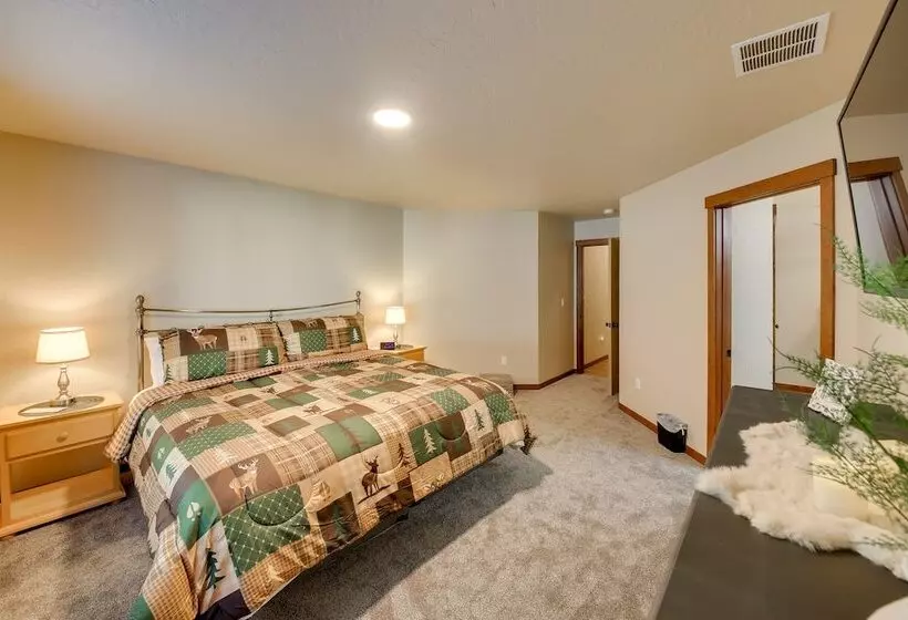 Pet Friendly Oldtown Retreat: Hot Tub + Kayaks!