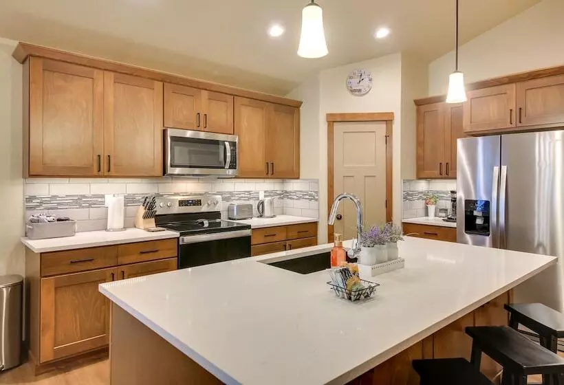 Pet Friendly Oldtown Retreat: Hot Tub + Kayaks!