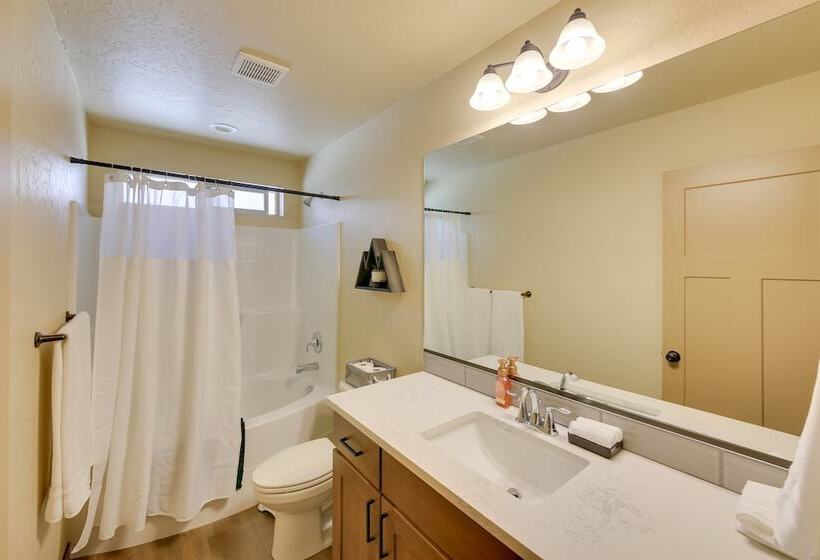 Pet Friendly Oldtown Retreat: Hot Tub + Kayaks!