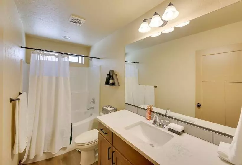 Pet Friendly Oldtown Retreat: Hot Tub + Kayaks!