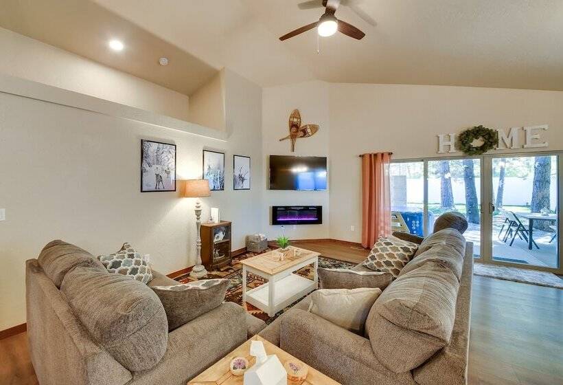 Pet Friendly Oldtown Retreat: Hot Tub + Kayaks!