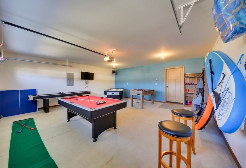 Pet Friendly Oldtown Retreat: Hot Tub + Kayaks!