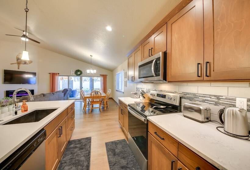 Pet Friendly Oldtown Retreat: Hot Tub + Kayaks!