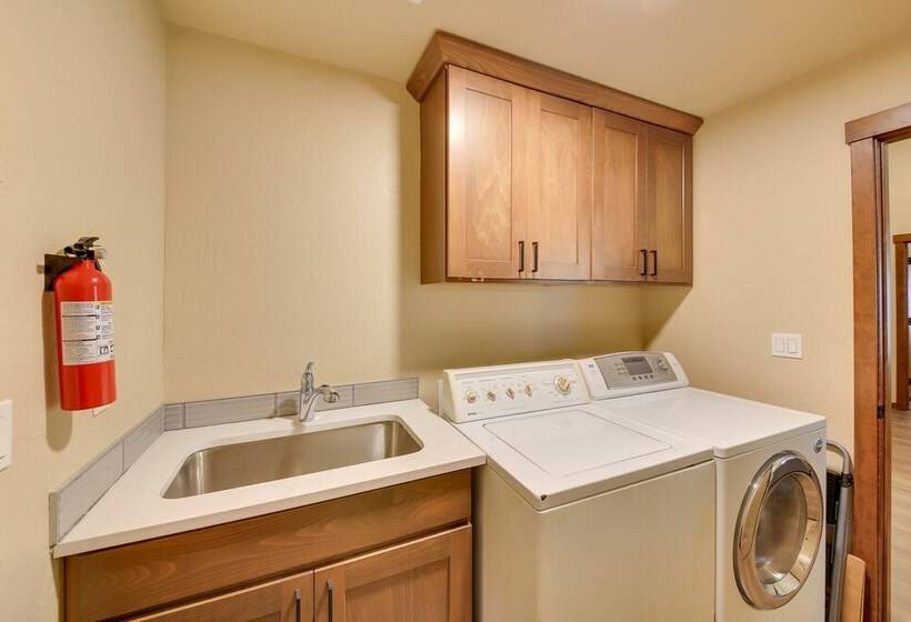 Pet Friendly Oldtown Retreat: Hot Tub + Kayaks!