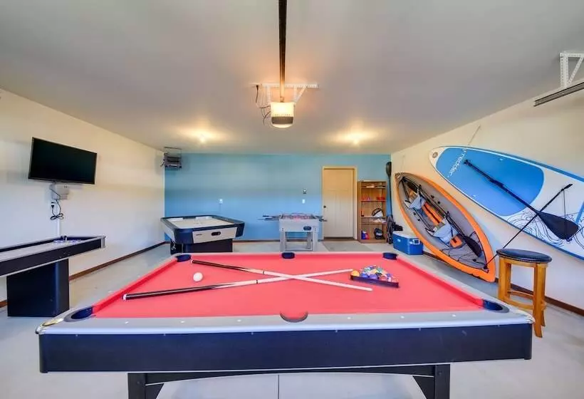 Pet Friendly Oldtown Retreat: Hot Tub + Kayaks!