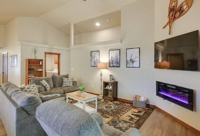 Pet Friendly Oldtown Retreat: Hot Tub + Kayaks!