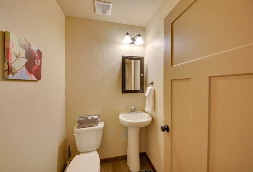 Pet Friendly Oldtown Retreat: Hot Tub + Kayaks!