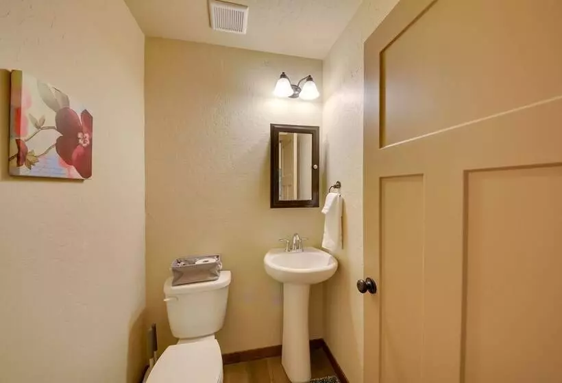 Pet Friendly Oldtown Retreat: Hot Tub + Kayaks!