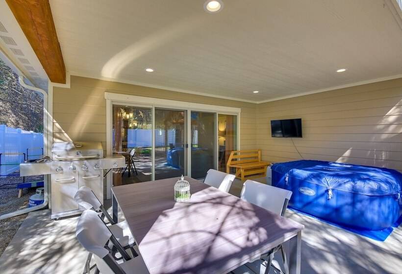 Pet Friendly Oldtown Retreat: Hot Tub + Kayaks!