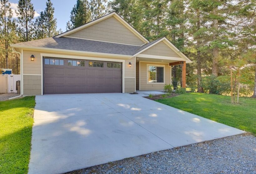 Pet Friendly Oldtown Retreat: Hot Tub + Kayaks!