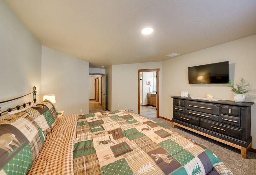 Pet Friendly Oldtown Retreat: Hot Tub + Kayaks!