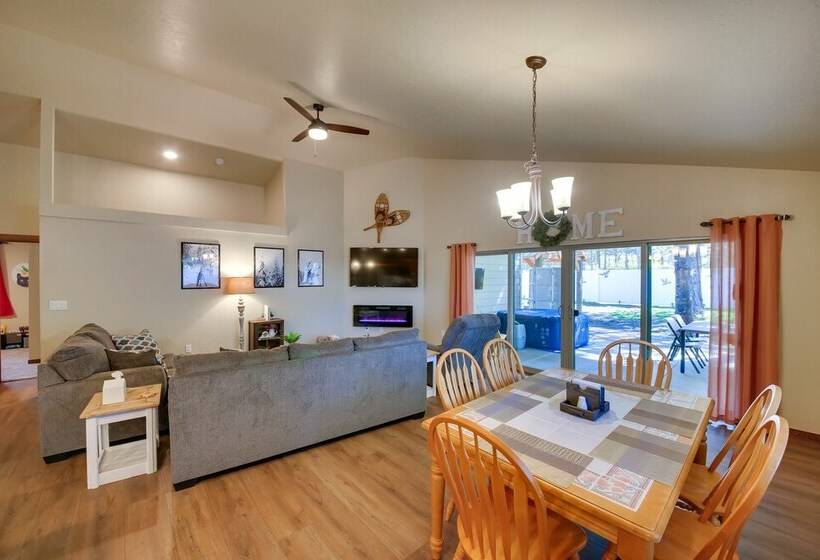 Pet Friendly Oldtown Retreat: Hot Tub + Kayaks!