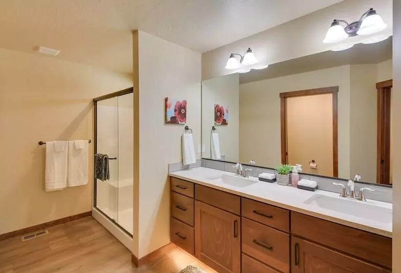 Pet Friendly Oldtown Retreat: Hot Tub + Kayaks!