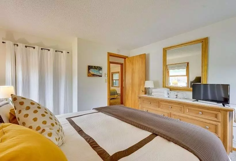 Pet Friendly Queensbury Home W/ Screened Porch