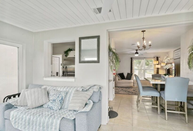 Port Charlotte Home W/ Sunroom, Grill & Fire Pit!