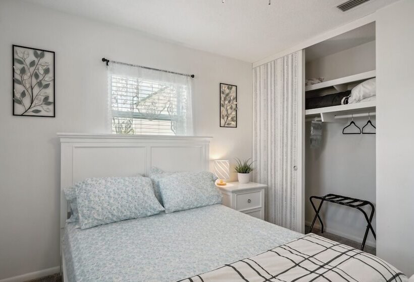 Port Charlotte Home W/ Sunroom, Grill & Fire Pit!