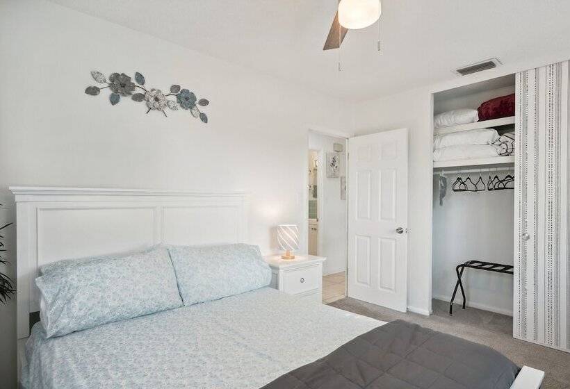 Port Charlotte Home W/ Sunroom, Grill & Fire Pit!