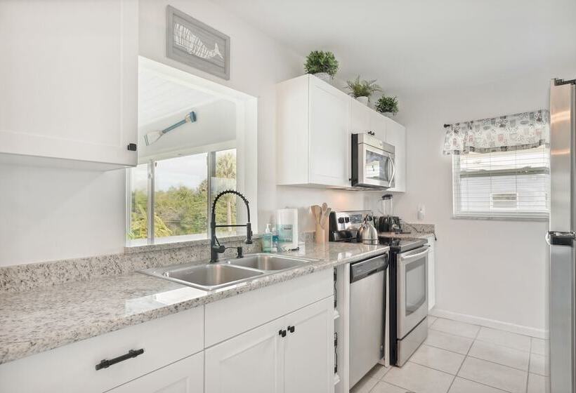 Port Charlotte Home W/ Sunroom, Grill & Fire Pit!