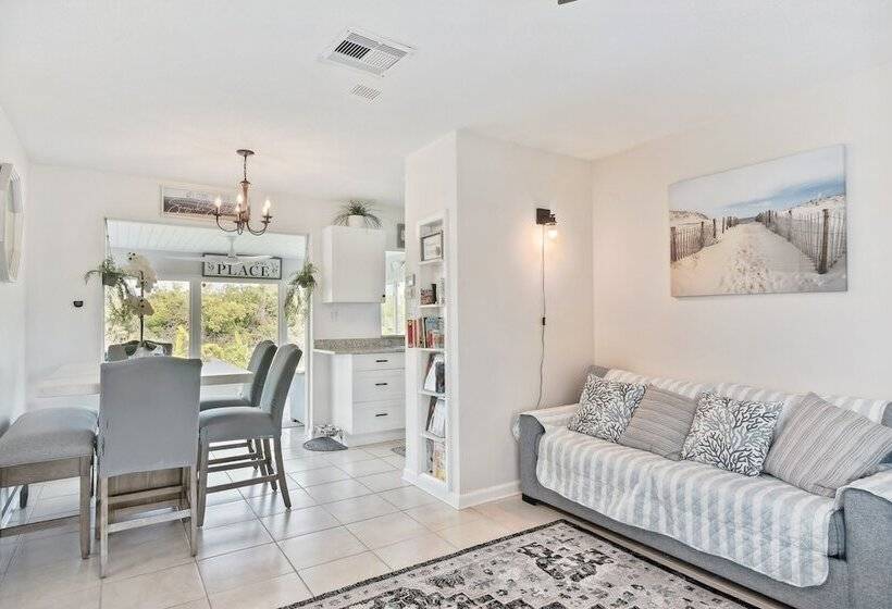 Port Charlotte Home W/ Sunroom, Grill & Fire Pit!