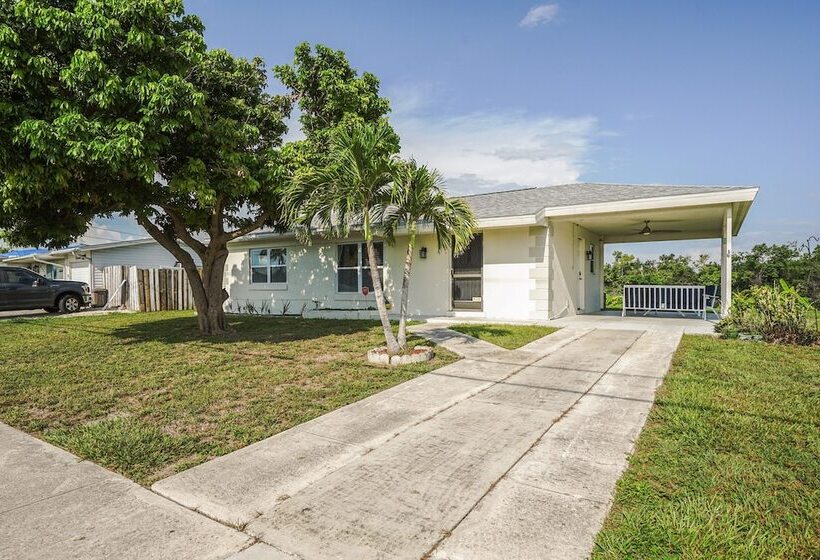 Port Charlotte Home W/ Sunroom, Grill & Fire Pit!