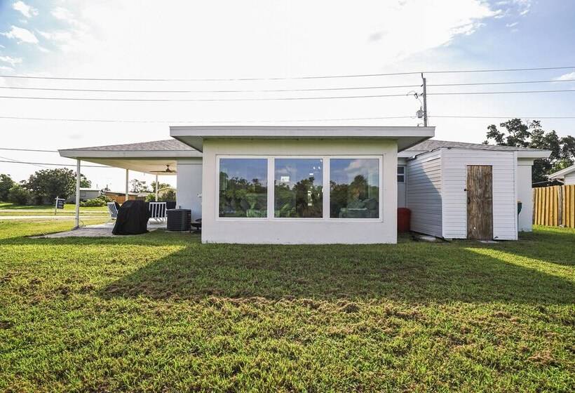 Port Charlotte Home W/ Sunroom, Grill & Fire Pit!