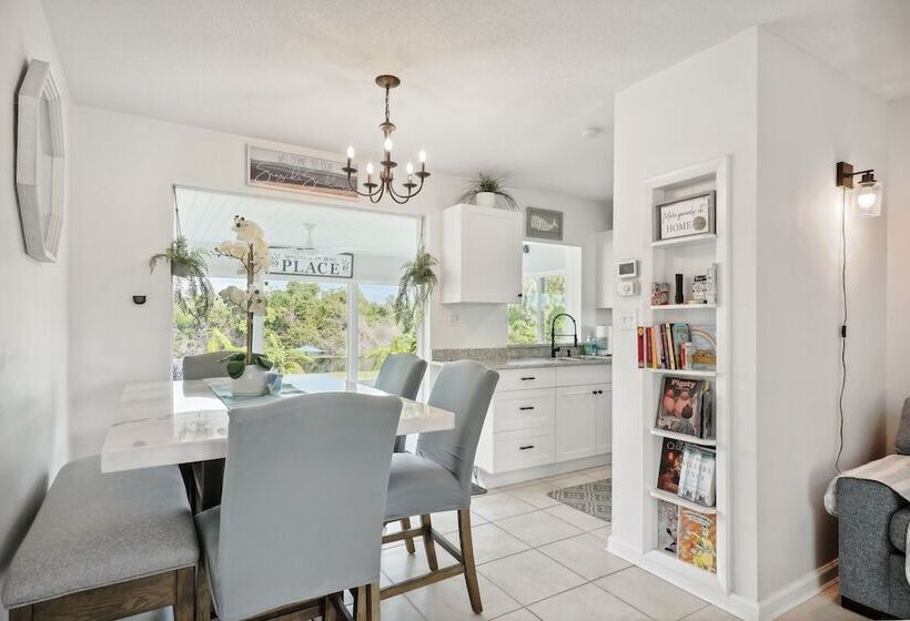 Port Charlotte Home W/ Sunroom, Grill & Fire Pit!