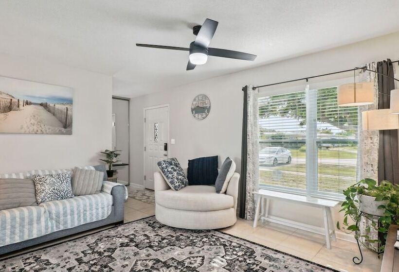 Port Charlotte Home W/ Sunroom, Grill & Fire Pit!