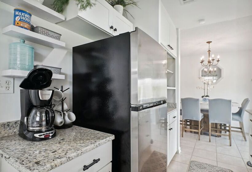 Port Charlotte Home W/ Sunroom, Grill & Fire Pit!