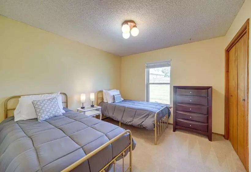 Quiet Oklahoma Home   Close To Golf Courses!