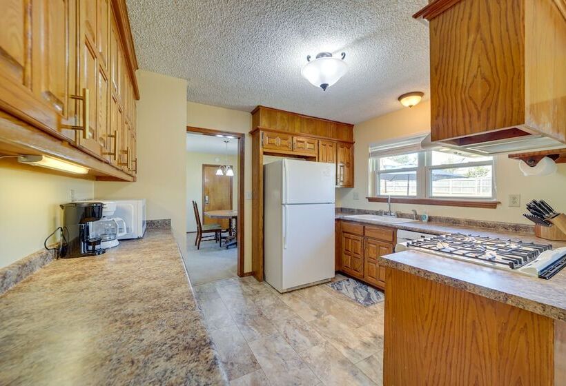 Quiet Oklahoma Home Close To Golf Courses!