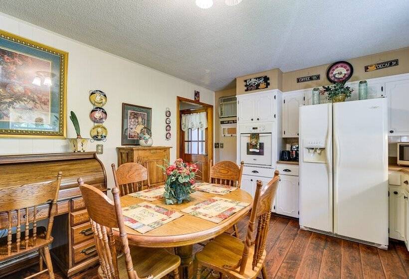 Russell Springs Getaway, 10 Mi To Lake Cumberland!