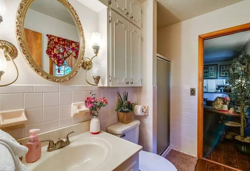 Russell Springs Getaway, 10 Mi To Lake Cumberland!