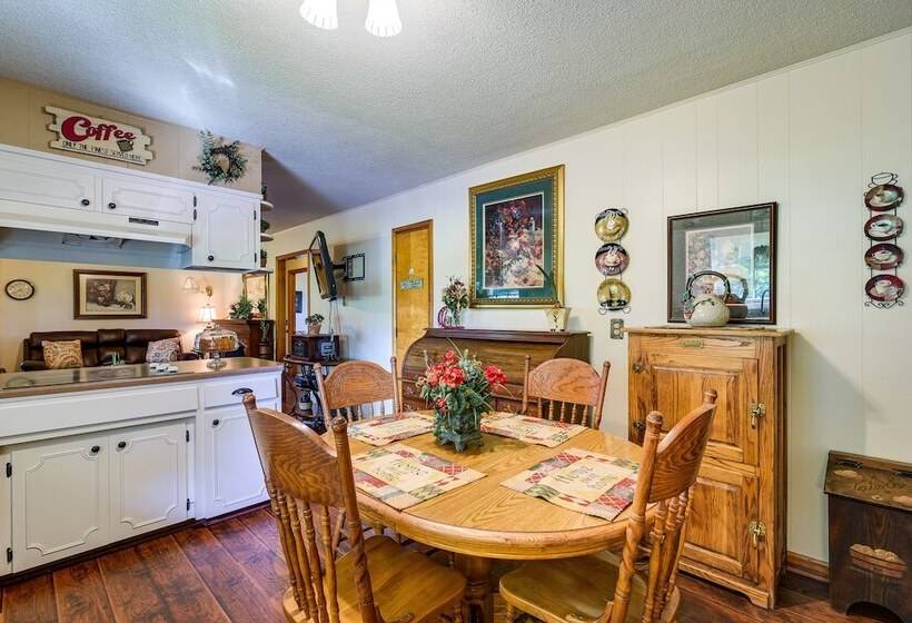 Russell Springs Getaway, 10 Mi To Lake Cumberland!