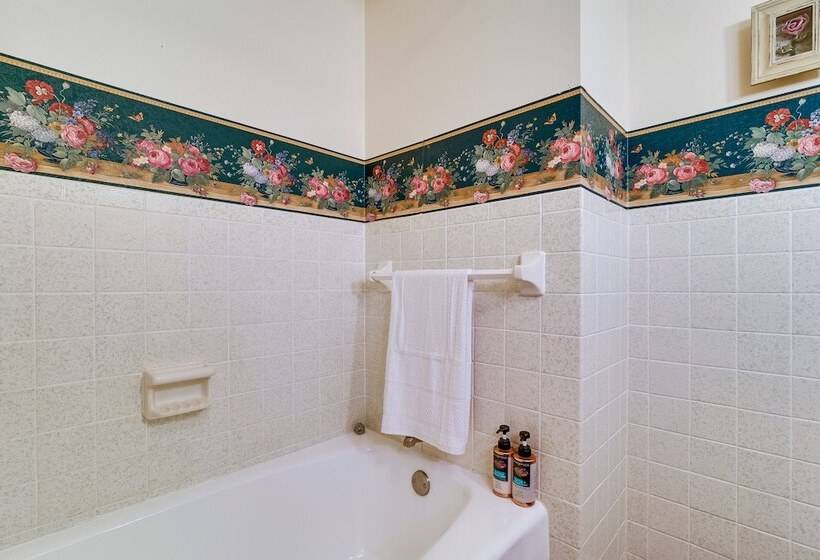 Russell Springs Getaway, 10 Mi To Lake Cumberland!