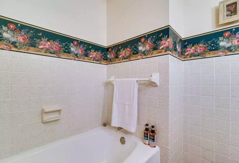 Russell Springs Getaway, 10 Mi To Lake Cumberland!