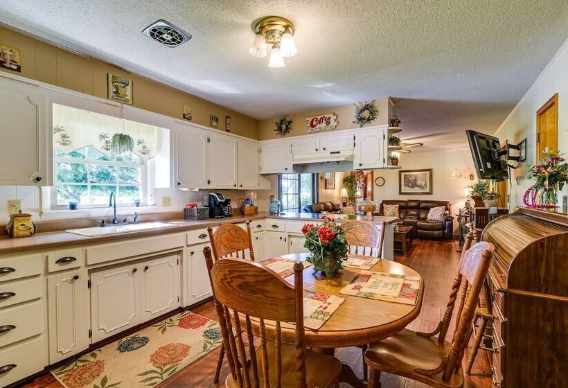 Russell Springs Getaway, 10 Mi To Lake Cumberland!