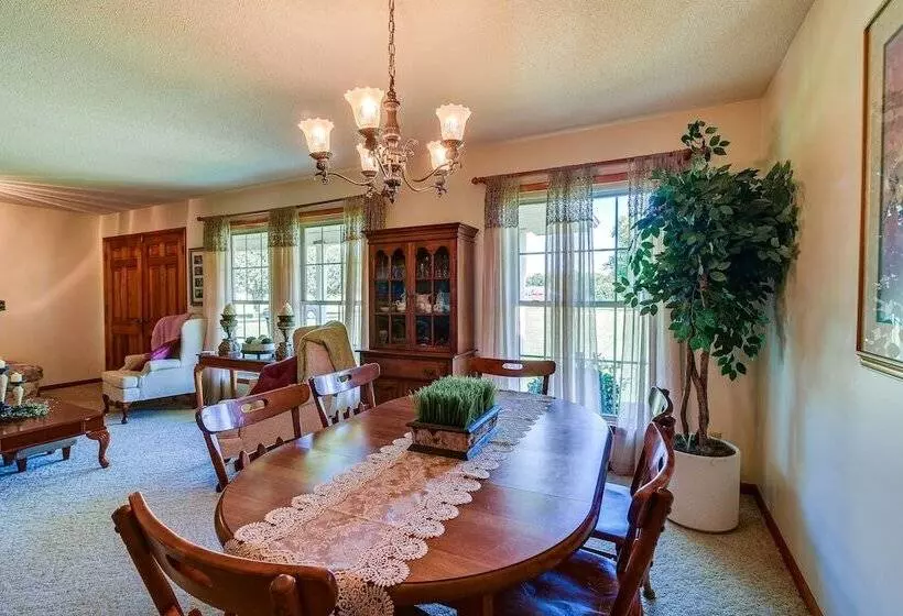 Russell Springs Getaway, 10 Mi To Lake Cumberland!