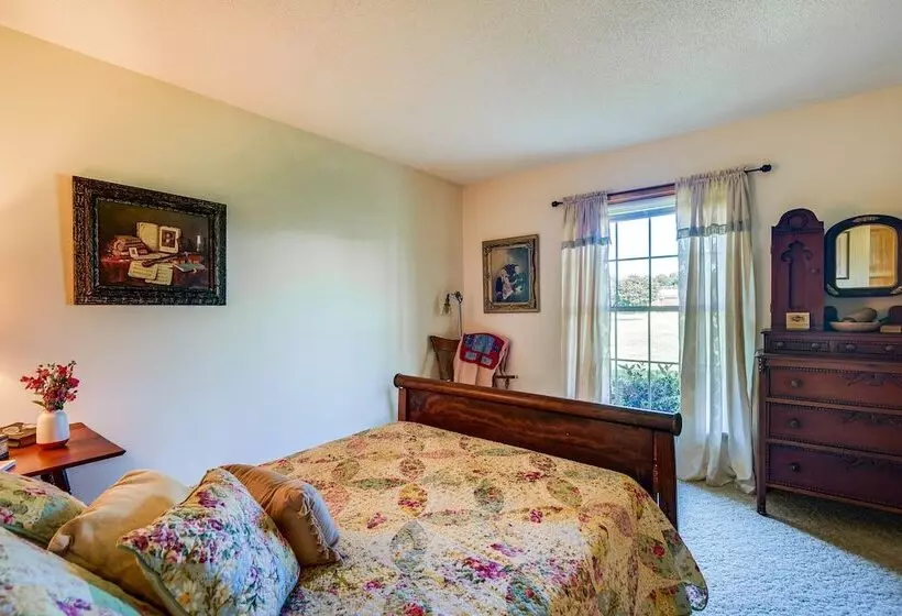 Russell Springs Getaway, 10 Mi To Lake Cumberland!