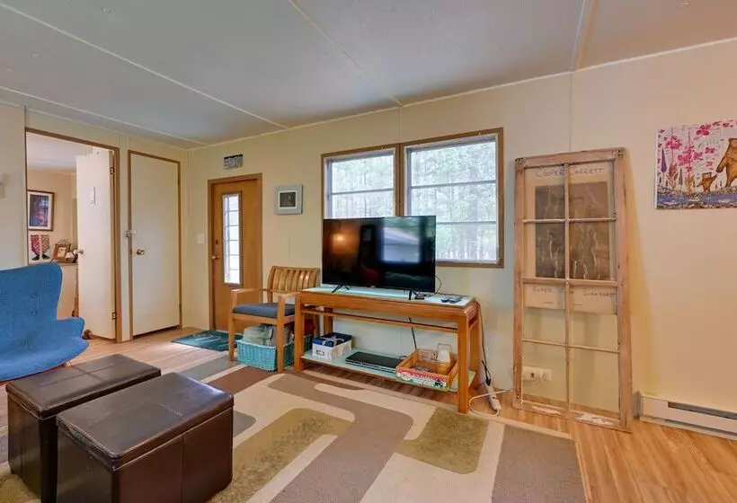 Rustic Mauston Retreat: Walk To Castle Rock Lake