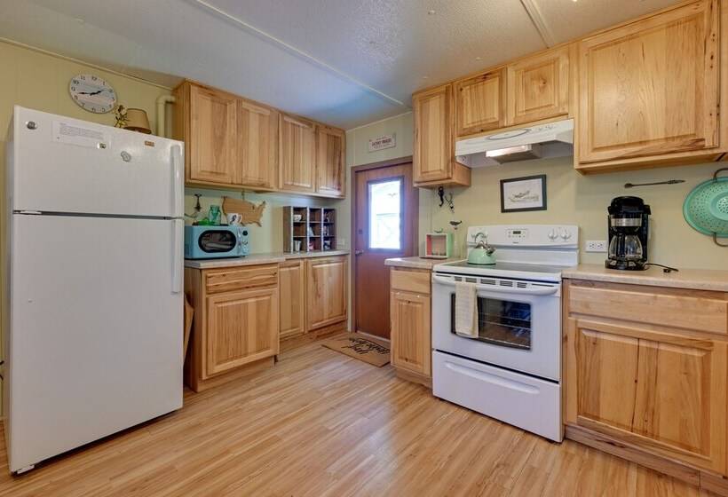 Rustic Mauston Retreat: Walk To Castle Rock Lake